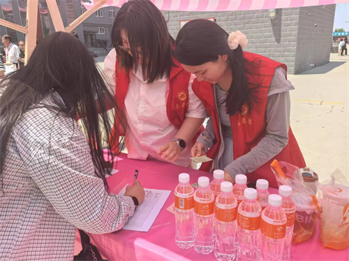 校園尋跡承師韻，家校同銘畢業情