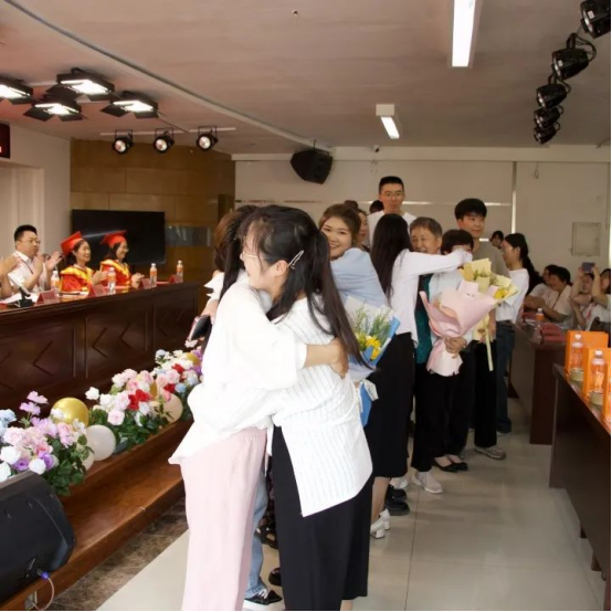 逐夢青春 遠(yuǎn)行思恩 ：會計學(xué)院2025屆畢業(yè)典禮暨學(xué)位授予儀式