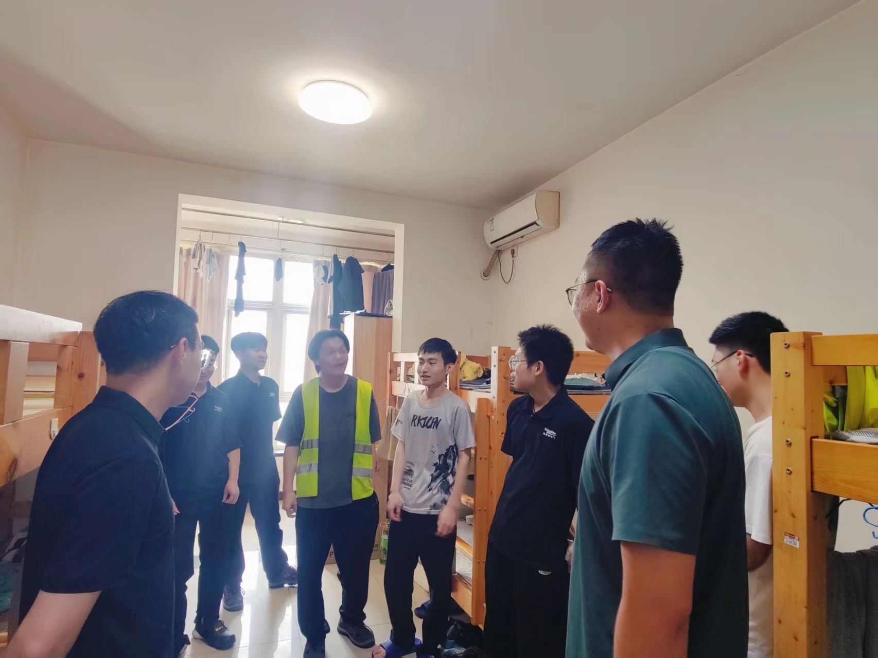 產教融合共聚力 慰問學子暖人心——我院與施耐德攜手筑牢育人路