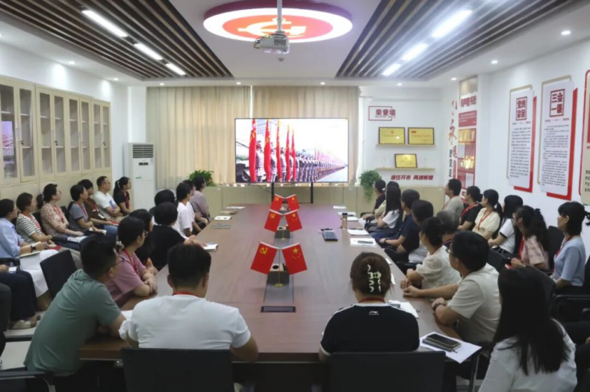 銘記歷史 砥礪前行——保定理工學院黨委組織廣大師生觀看抗戰勝利80周年閱兵儀式