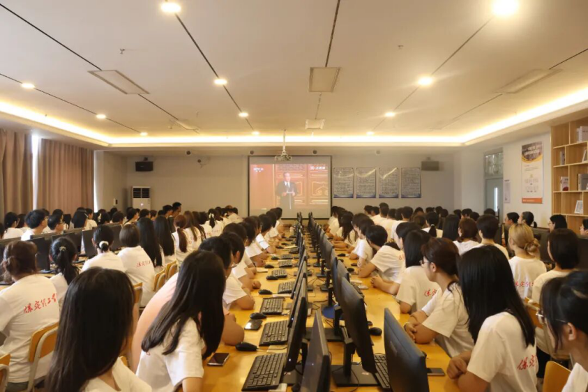 銘記歷史 砥礪前行——保定理工學院黨委組織廣大師生觀看抗戰勝利80周年閱兵儀式