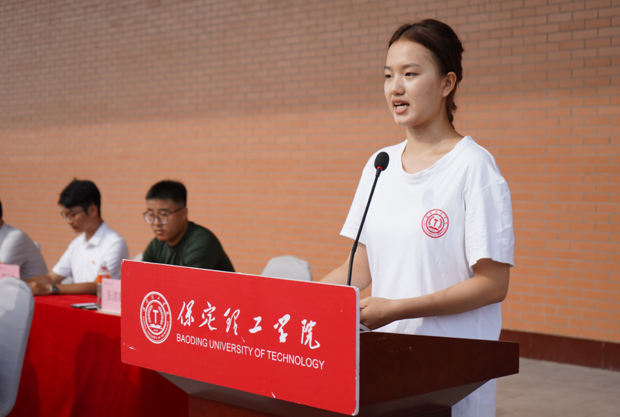 保定理工學(xué)院2025級新生軍訓(xùn)開營式舉行