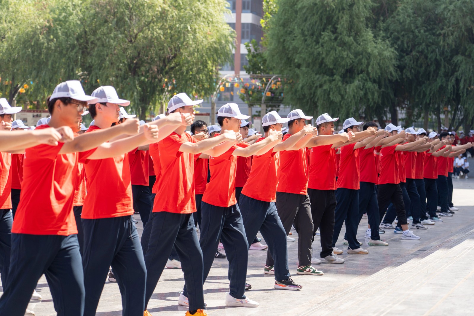 揮汗砥礪意志 吶喊激揚青春——我院軍訓順利進行中