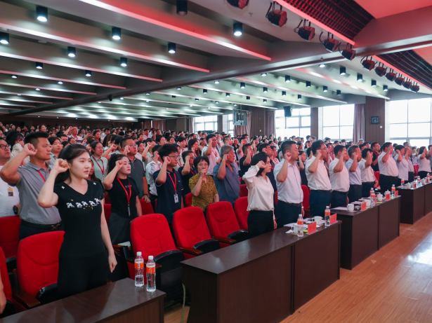以教育家精神鑄魂強師 譜寫教育強國建設(shè)華章——保定理工學院召開2025年教師節(jié)表彰大會暨新入職教師宣誓儀式