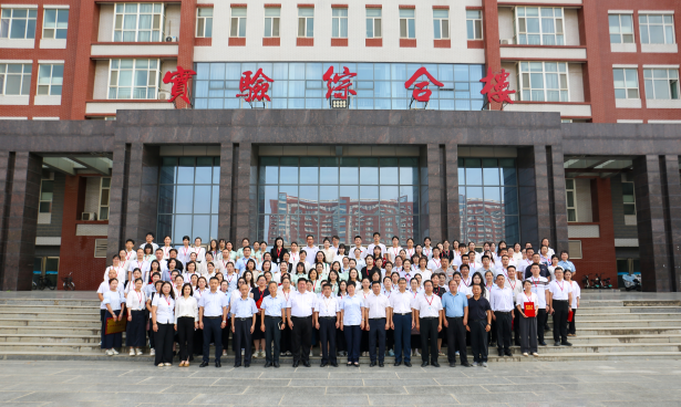 以教育家精神鑄魂強師 譜寫教育強國建設(shè)華章——保定理工學院召開2025年教師節(jié)表彰大會暨新入職教師宣誓儀式