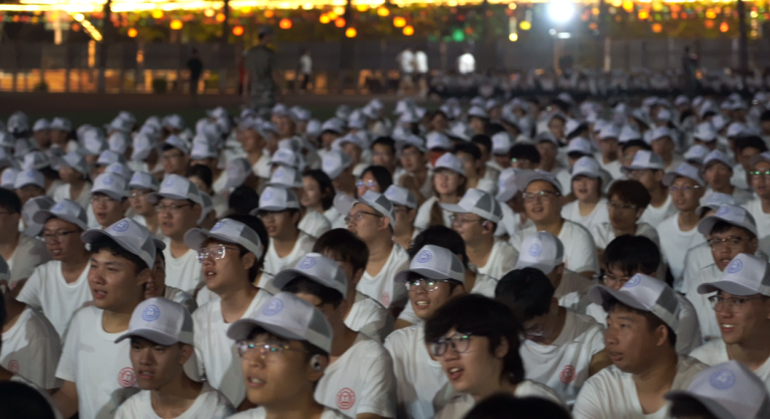 歌聲淬煉意志? 韻律凝聚團隊——我院2025級學子軍訓拉歌日常