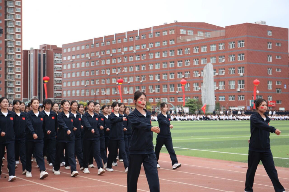 青春逐夢 強國有我——保定理工學(xué)院2025級新生開學(xué)典禮暨軍訓(xùn)結(jié)營式盛大舉行