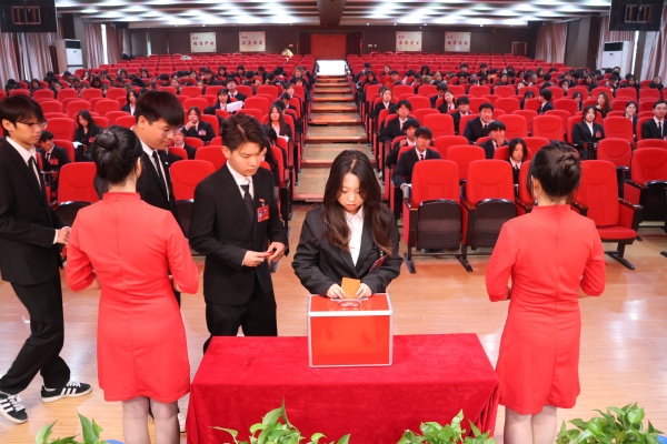 保定理工學(xué)院經(jīng)濟(jì)學(xué)院第五次學(xué)生代表大會(huì)順利召開