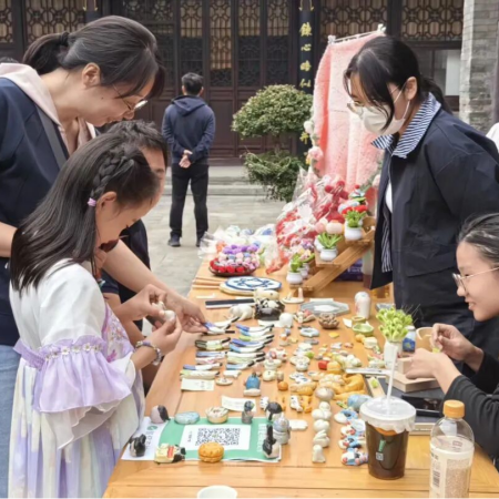 “古建承文脈，巧手慶華誕”