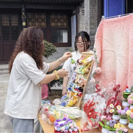 “古建承文脈，巧手慶華誕”