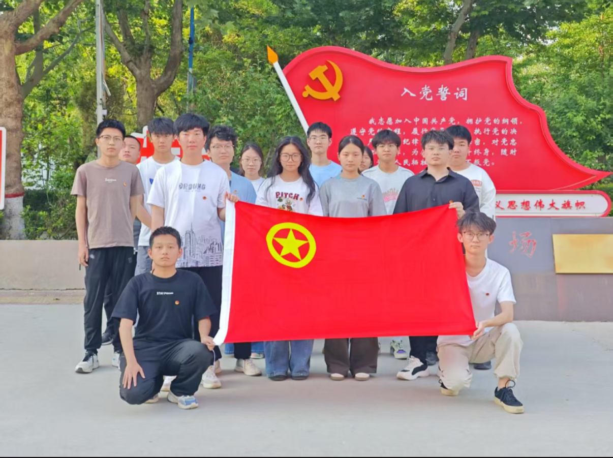 告白青春，與團旗，團徽合影活動