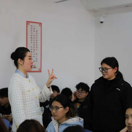 “奮斗青春，筑夢未來” ——保定理工學(xué)院執(zhí)行董事長王美新為我院 學(xué)子講授職業(yè)生涯規(guī)劃課