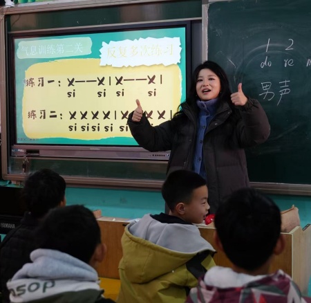 以美培元 文藝賦能 —— 保定理工學院美育支教點亮易縣鄉村學子藝術夢