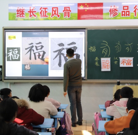 以美培元 文藝賦能 —— 保定理工學院美育支教點亮易縣鄉村學子藝術夢