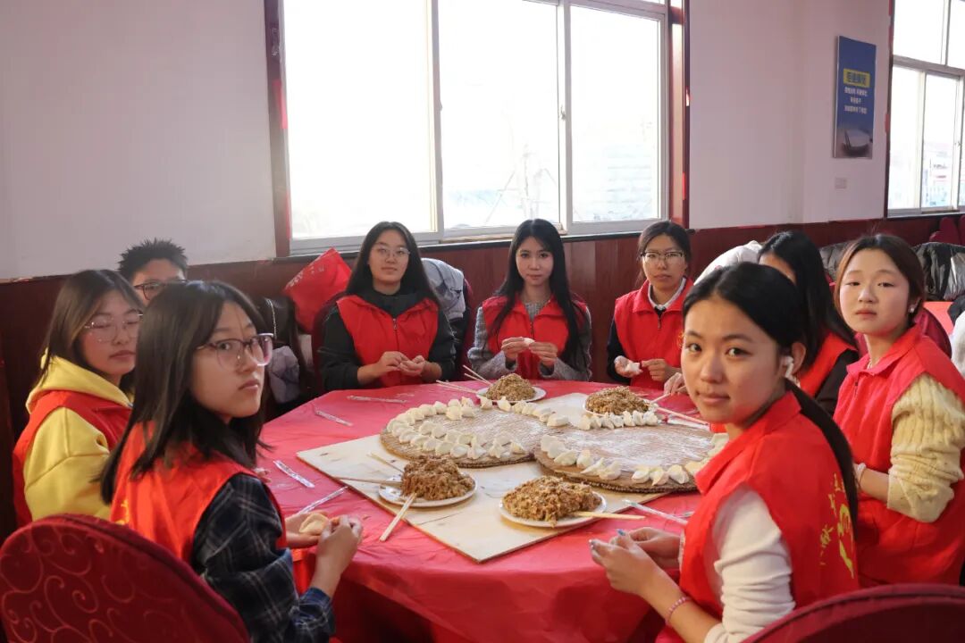 【情暖冬至，鄰里共饗】保定理工學院經濟學院志愿者走進東小莊村開展“冬至送暖，志愿同行”主題冬至餃子宴活動
