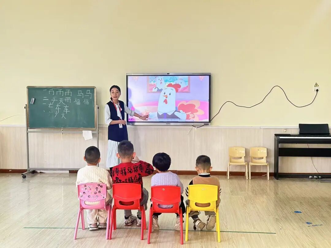 【教育學院·學院快訊】高校教師走進幼兒園———元旦來啦