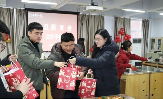 賡續(xù)初心啟新程 凝心聚力譜華章——會計學(xué)院教職工元旦聯(lián)歡會