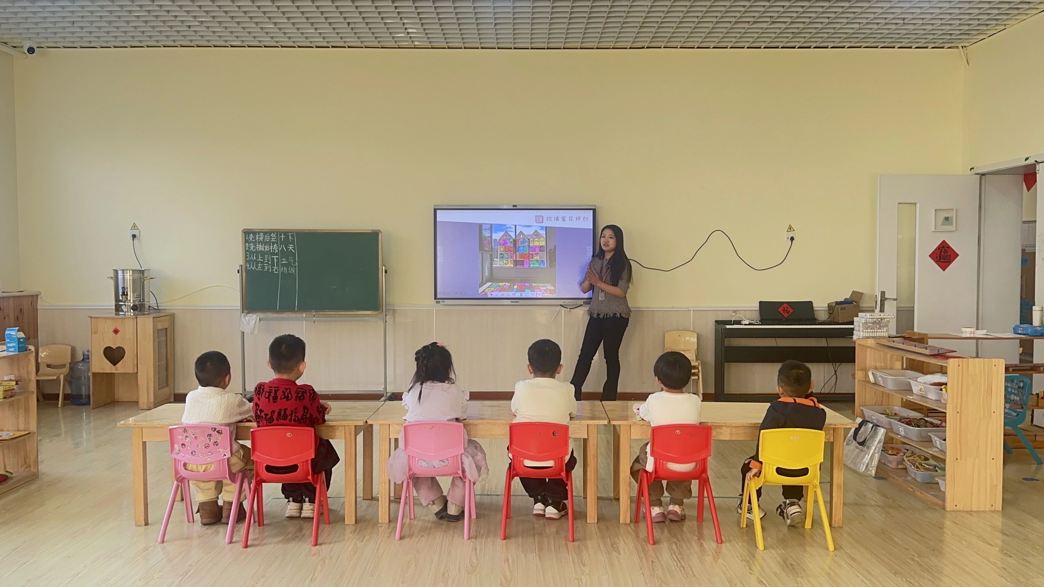 高校教師走進幼兒園——色彩實驗室