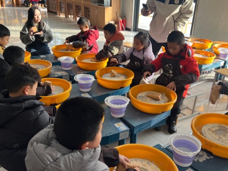 非遺潤童心 研學促成長 ——保定理工學院藝術學院攜手天悅幼兒園 開展傳統文化研學活動
