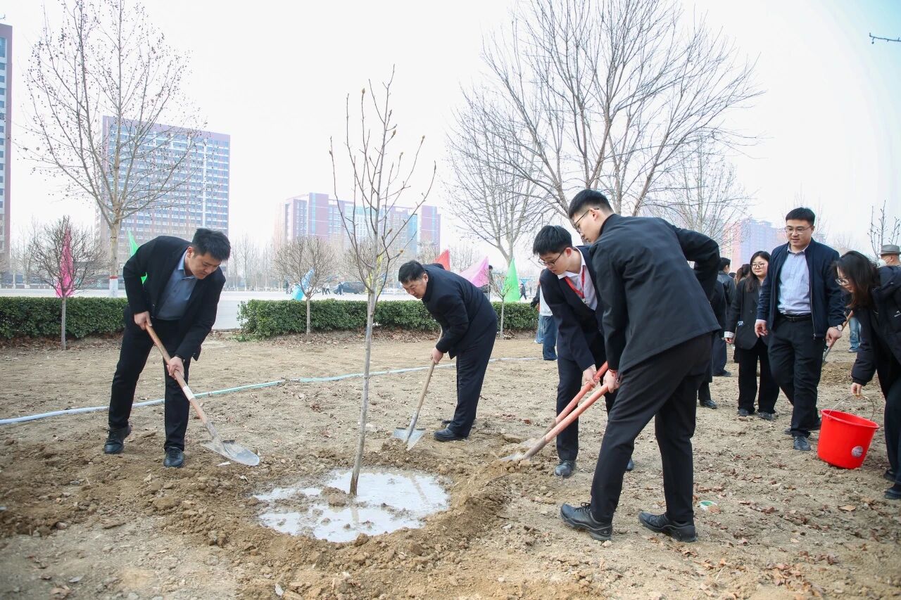 擁抱綠意 種植新生｜保定理工學院舉辦植樹節暨田間思政勞動教育實踐活動