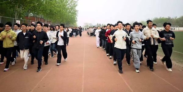 四月燃動(dòng)青春 晨跑涵養(yǎng)學(xué)風(fēng)|保定理工學(xué)院管理學(xué)院陽光體育活動(dòng)啟幕
