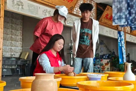受助懷初心 回饋赴新程 | 保定理工學(xué)院藝術(shù)學(xué)院助學(xué)金獲得者以藝踐行感恩