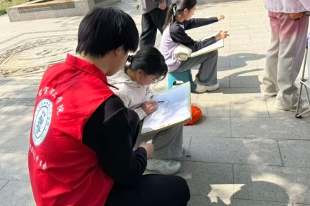 受助懷初心 回饋赴新程 | 保定理工學(xué)院藝術(shù)學(xué)院助學(xué)金獲得者以藝踐行感恩