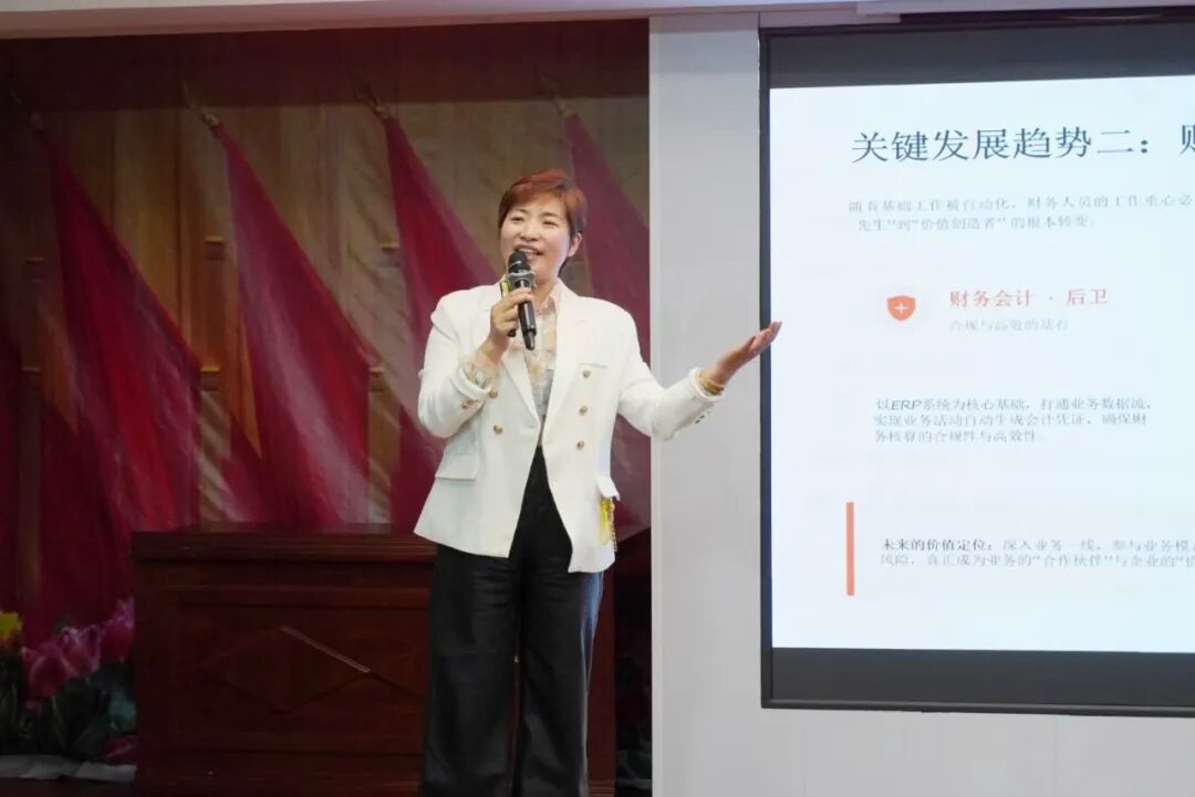 保定理工學(xué)院特邀專家開講 鏈接會計行業(yè)前沿 明確學(xué)子成才路徑