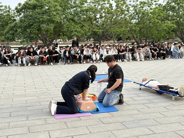 學以致用，“救”在身邊|保定理工學院管理學院舉行應急救護技能實操展示活動