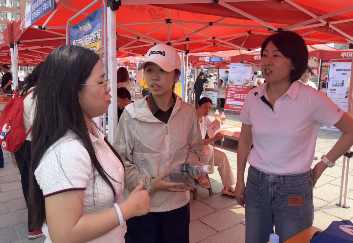 【教育學院·就業動態】訪企對接精準發力 校企簽約再結碩果——教育學院領導深入校級招聘會現場走訪交流