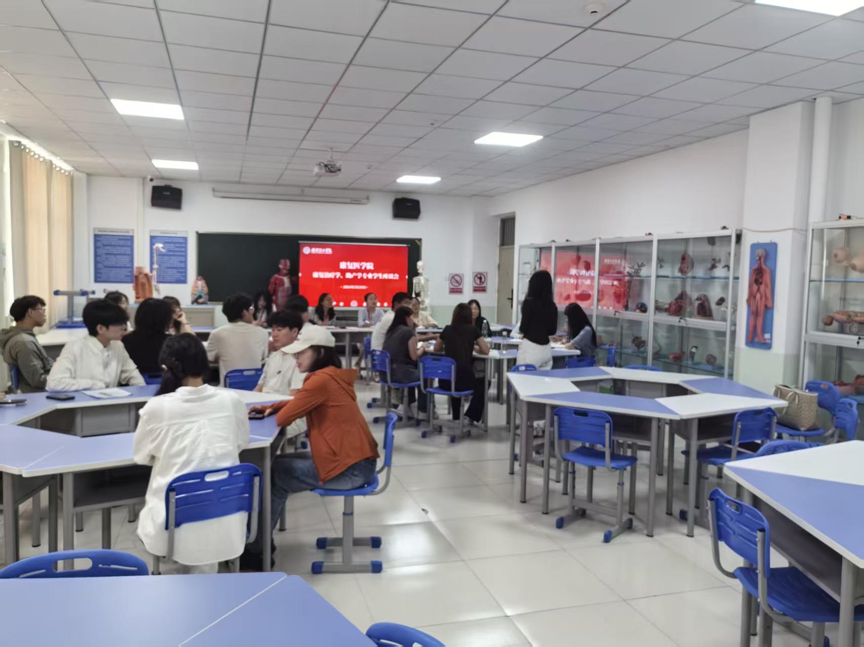筑牢育人根基，傾聽學子心聲——康復醫學院康復治療學、助產學座談會順利召開
