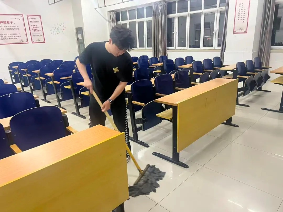 感恩回饋傳溫暖 青春擔當顯情懷——經濟學院受助學子開展主題志愿服務活動