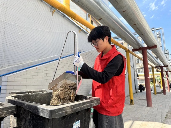 踐行勞動教育，助力社區治理｜管理學院學子走進四中社區開展志愿服務活動