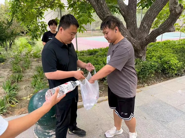 躬身勞作踐初心 體驗育人促成長——管理科學與工程學院開展實景勞動實踐活動