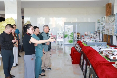 產教融合促發展 數智創新啟新篇— —保定市國貿集團一行到訪保定理工學院藝術學院開展合作交流
