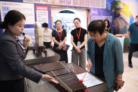 產教融合促發展 數智創新啟新篇— —保定市國貿集團一行到訪保定理工學院藝術學院開展合作交流