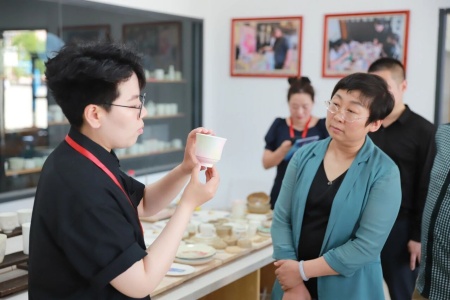 產教融合促發展 數智創新啟新篇— —保定市國貿集團一行到訪保定理工學院藝術學院開展合作交流