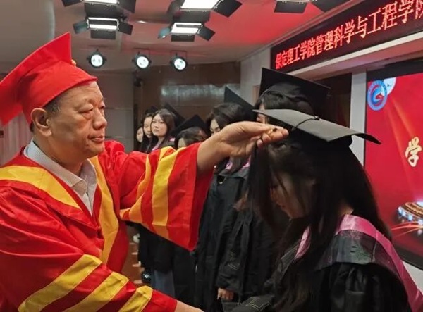 逐光啟航 不負(fù)韶華|保定理工學(xué)院管理科學(xué)與工程學(xué)院圓滿舉辦2026屆畢業(yè)典禮暨學(xué)位授予儀式