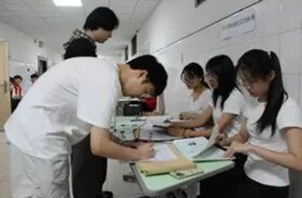 溫情歡送畢業學子 定格最美青春瞬間