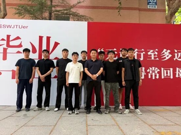 溫情歡送畢業學子 定格最美青春瞬間
