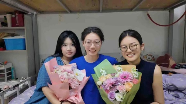 溫情歡送畢業學子 定格最美青春瞬間