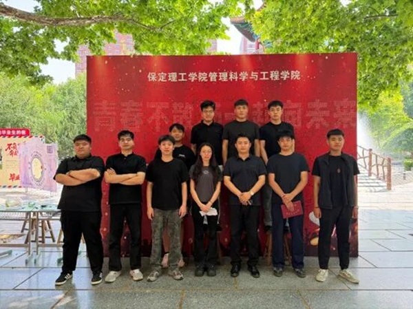 溫情歡送畢業學子 定格最美青春瞬間