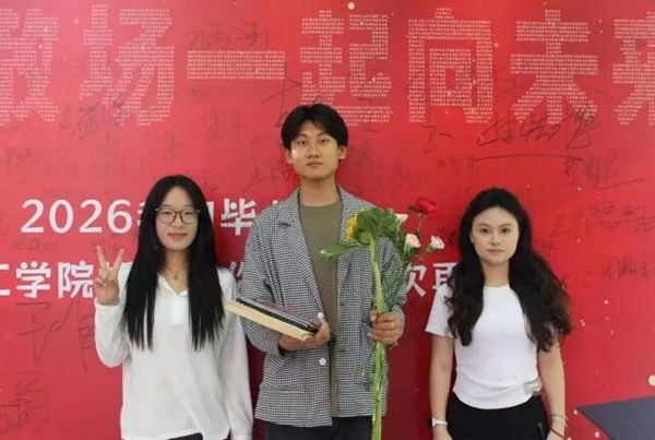 溫情歡送畢業學子 定格最美青春瞬間