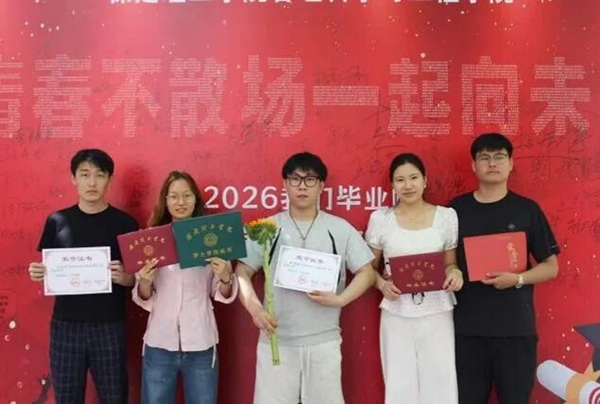 溫情歡送畢業學子 定格最美青春瞬間