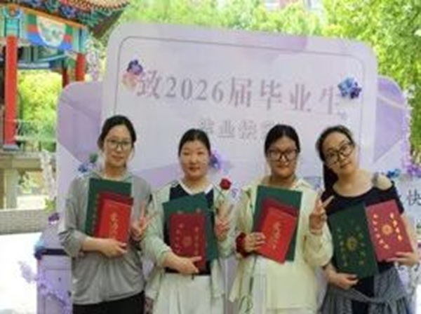 溫情歡送畢業學子 定格最美青春瞬間