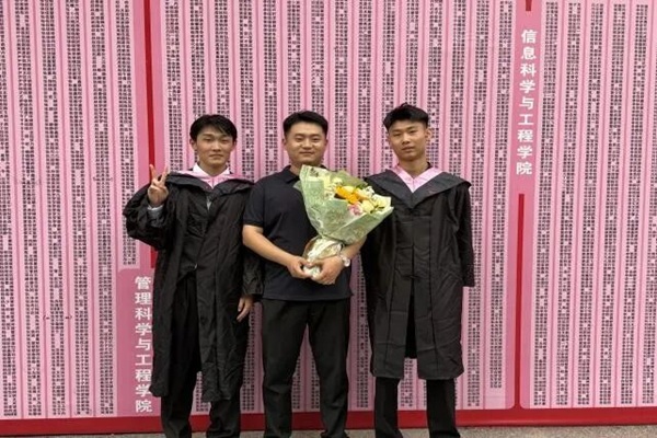 溫情歡送畢業學子 定格最美青春瞬間
