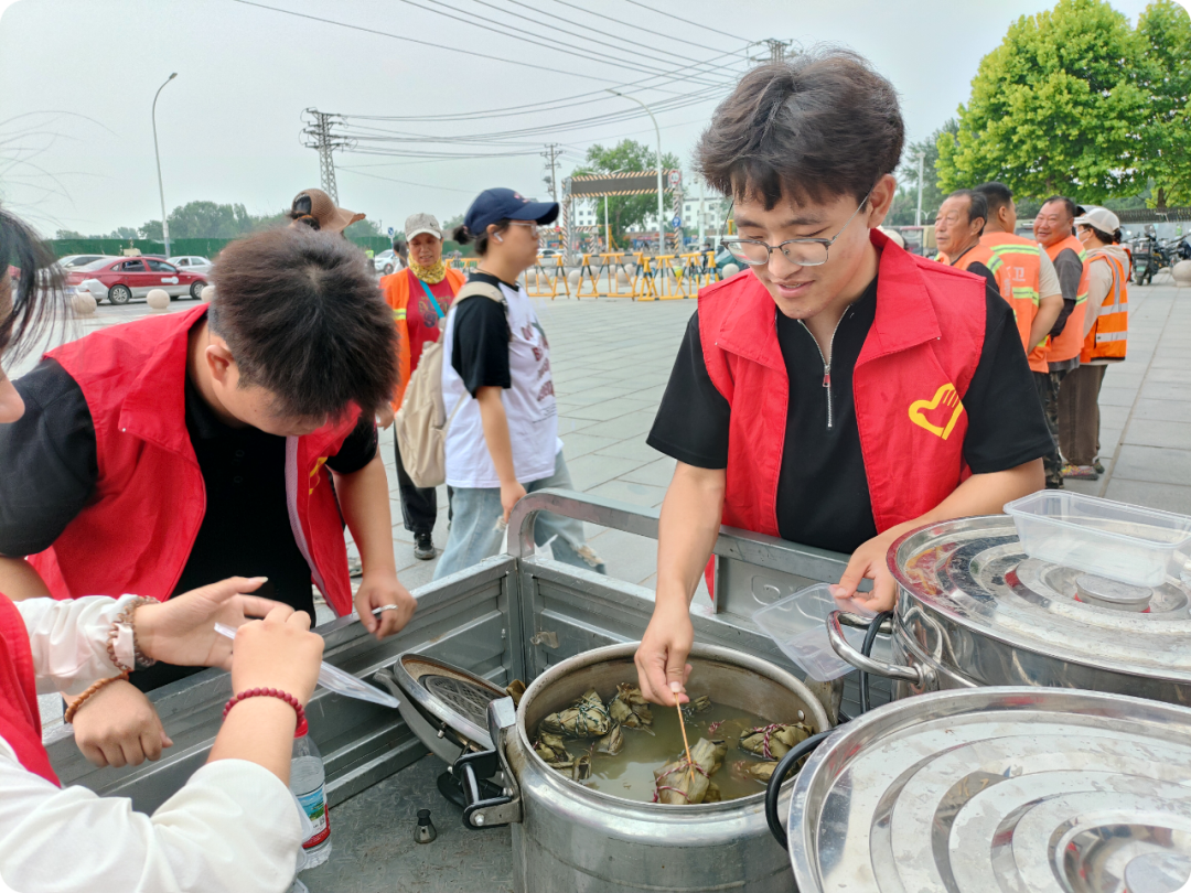 端午公益行，勞動育青年——保定理工青年志愿者以粽為禮，致敬城市一線勞動者