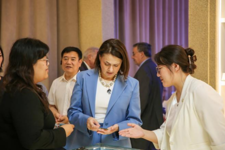 深化國際交流合作 共賞學子設計風采 ——塞浦路斯那波勒斯大學及駐華大使代表團 到訪保定理工學院參觀畢業設計作品展
