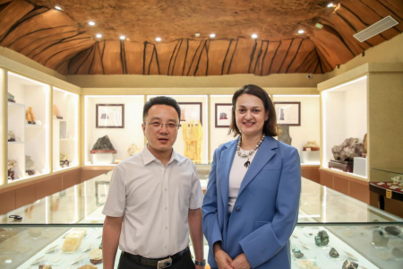 深化國際交流合作 共賞學子設計風采 ——塞浦路斯那波勒斯大學及駐華大使代表團 到訪保定理工學院參觀畢業設計作品展