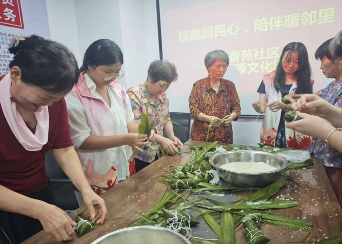 【教育學院·學院快訊】粽趣潤民心，陪伴暖鄰里｜教育學院學子端午志愿暖心行動粽葉傳情